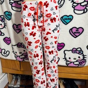 Heart valentines  Women's Fleece Pajama Pants - Red and White